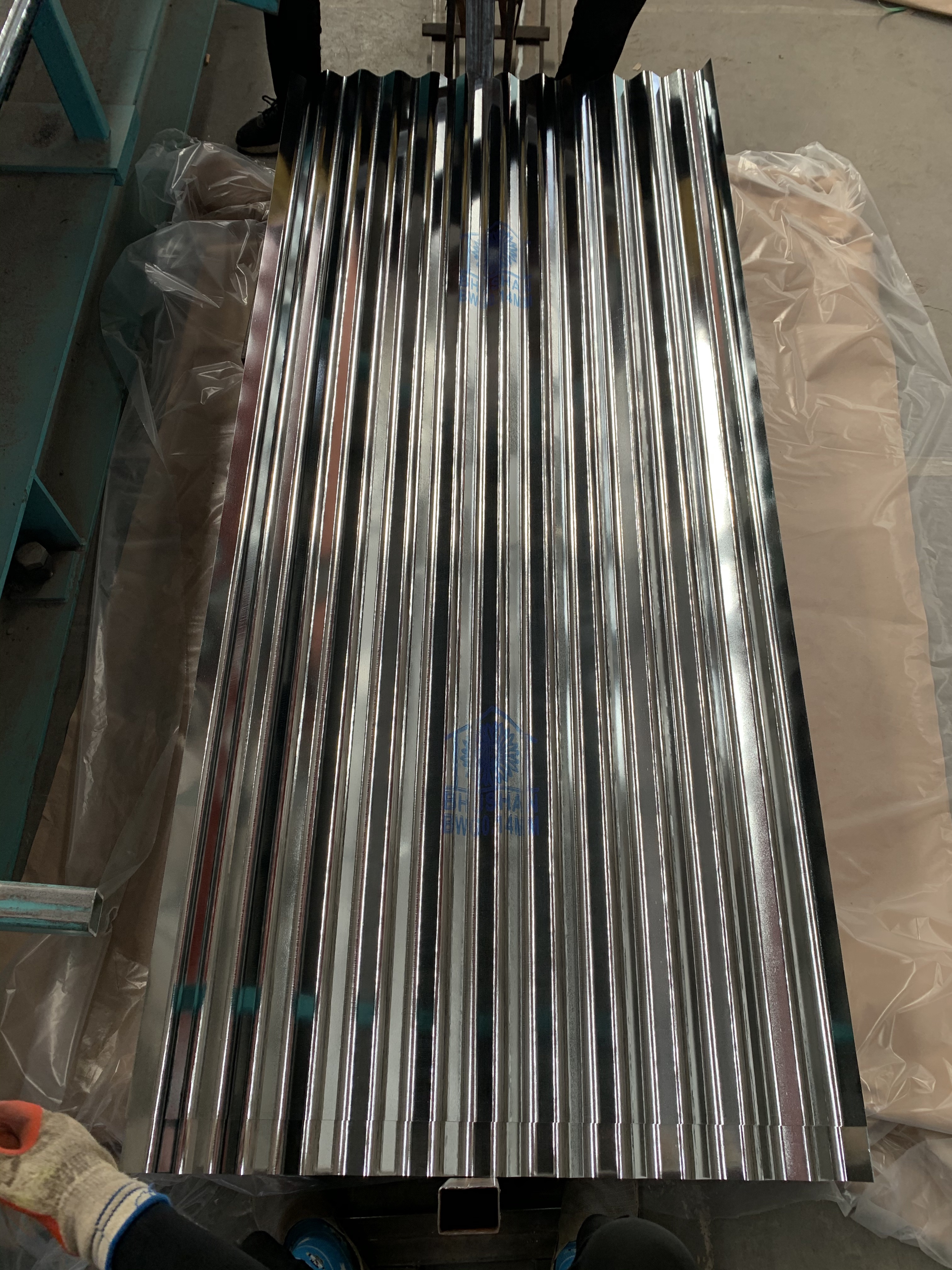 Factory direct sales of color steel tiles, color stone tiles, light-transmitting tiles, asbestos tiles and various building materials details Picture