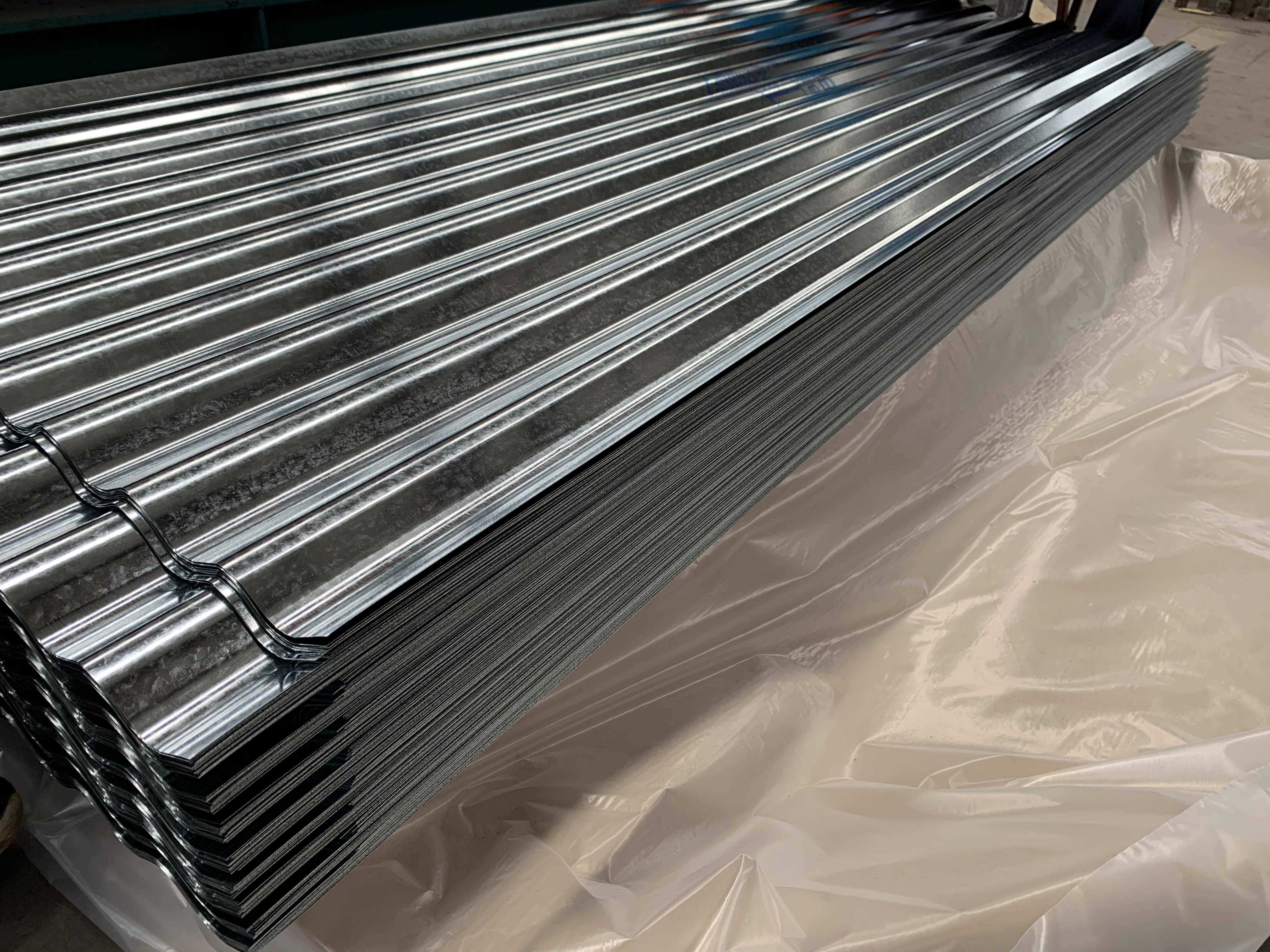 Factory direct sales of color steel tiles, color stone tiles, light-transmitting tiles, asbestos tiles and various building materials Item Picture