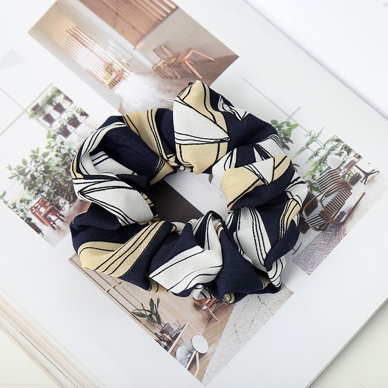 Artistic and fresh printed fabric hair band headwear, new Korean style fashionable hair band, ladies' updo, ponytail hair accessory Application Scenario