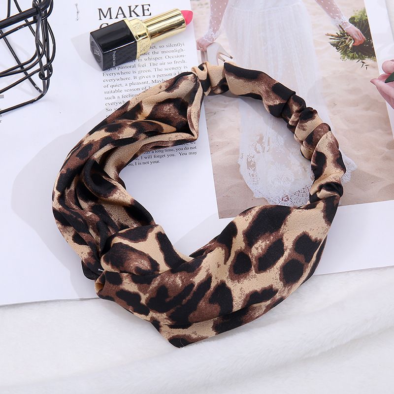 Factory direct sales of 2019 new trendy leopard print cross headband with retro European and American elastic hair accessories Application Scenario