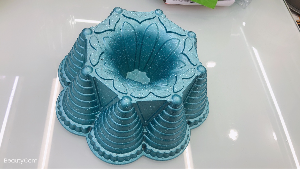 Marble does not stick to cake molds thumbnail