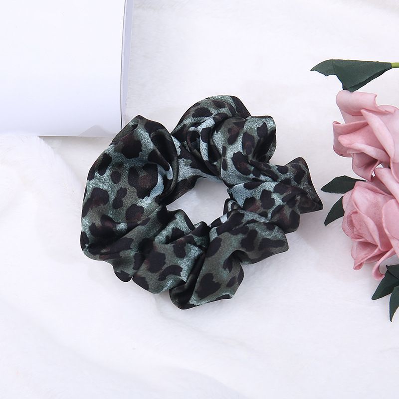 Factory direct sales of 2019 new cross-border trend retro floral leopard print hair tie and large intestine pig sausage ring Application Scenario