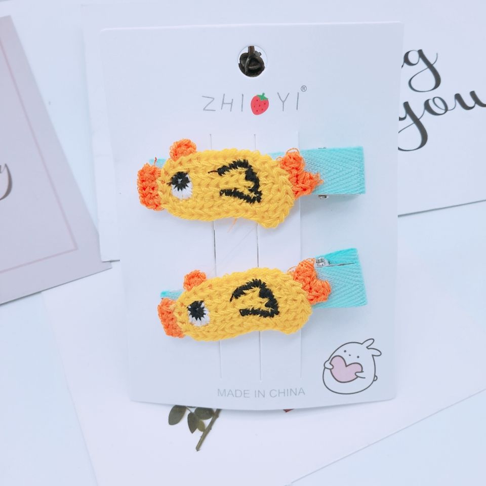 Children's knitted yarn cartoon rabbit hair clip Children's fun knitted yarn braided animal BB hair clip cute bangs clip details Picture