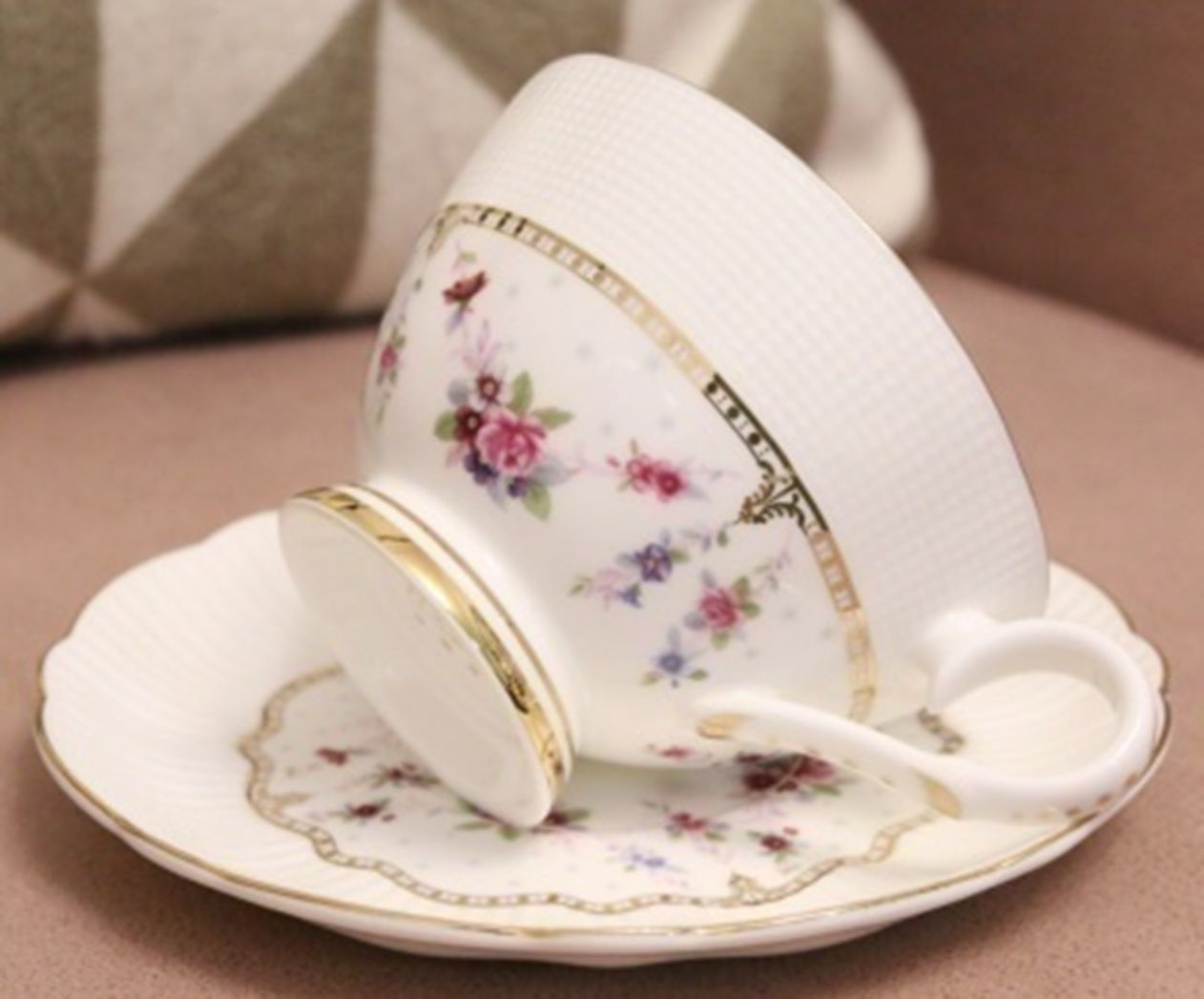 Yiwu Selection English embossed floral cup and saucer /65601 full figure