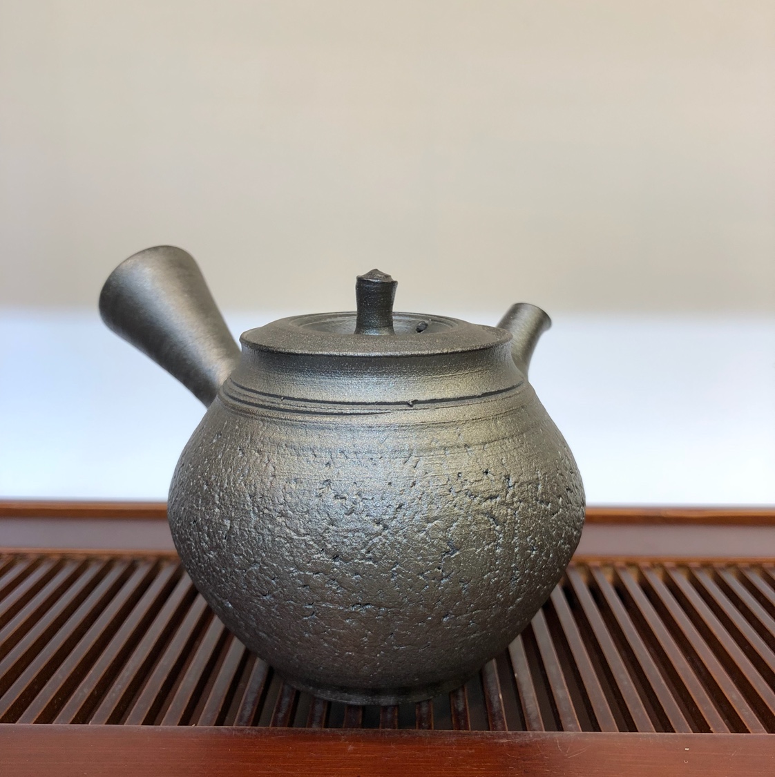日本常滑烧 秋景陶苑 加藤一房（隐退）
南蛮烧肌理小丸形横手急须壶