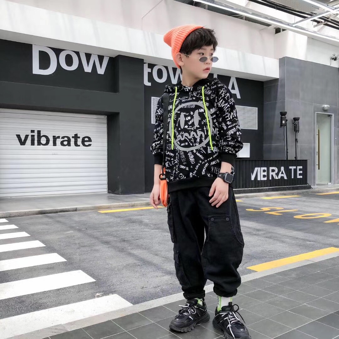 字母卫衣白底实物图