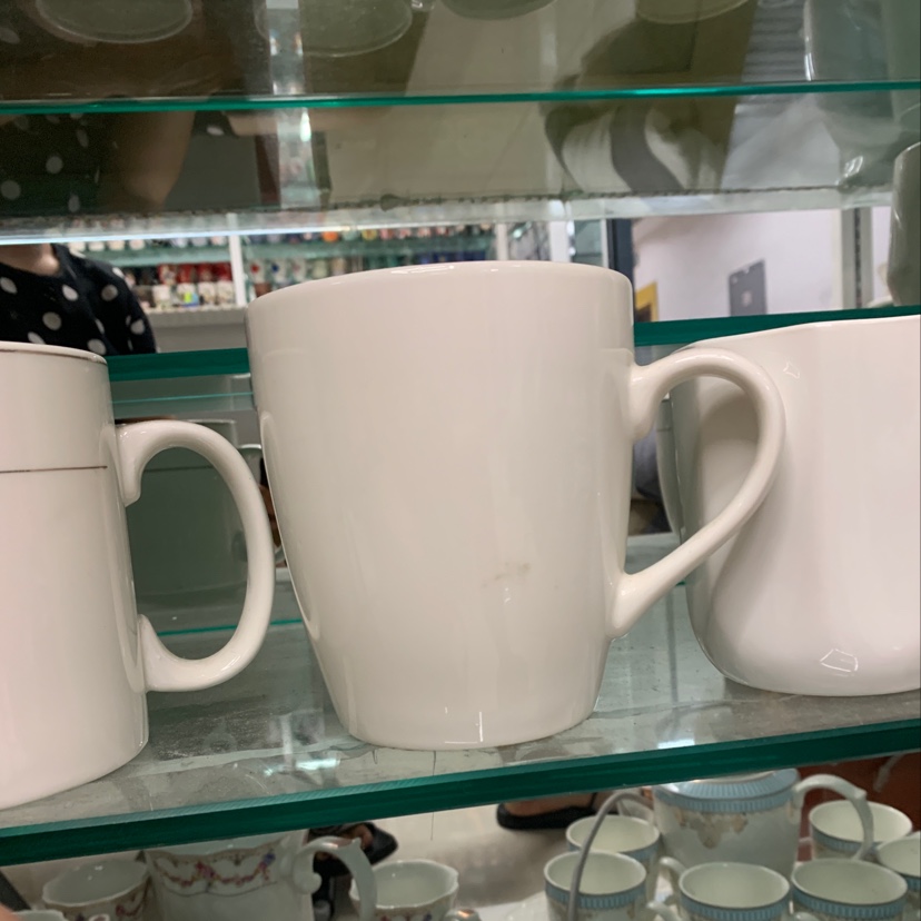 The ceramic cup is pure white details Picture