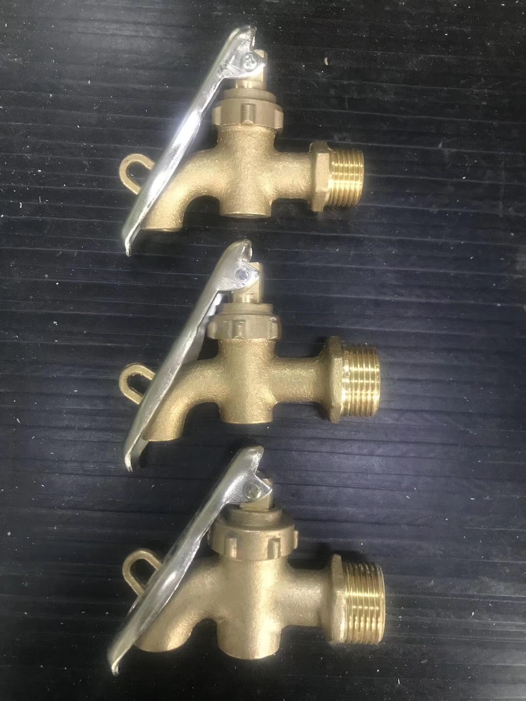Front lock faucet