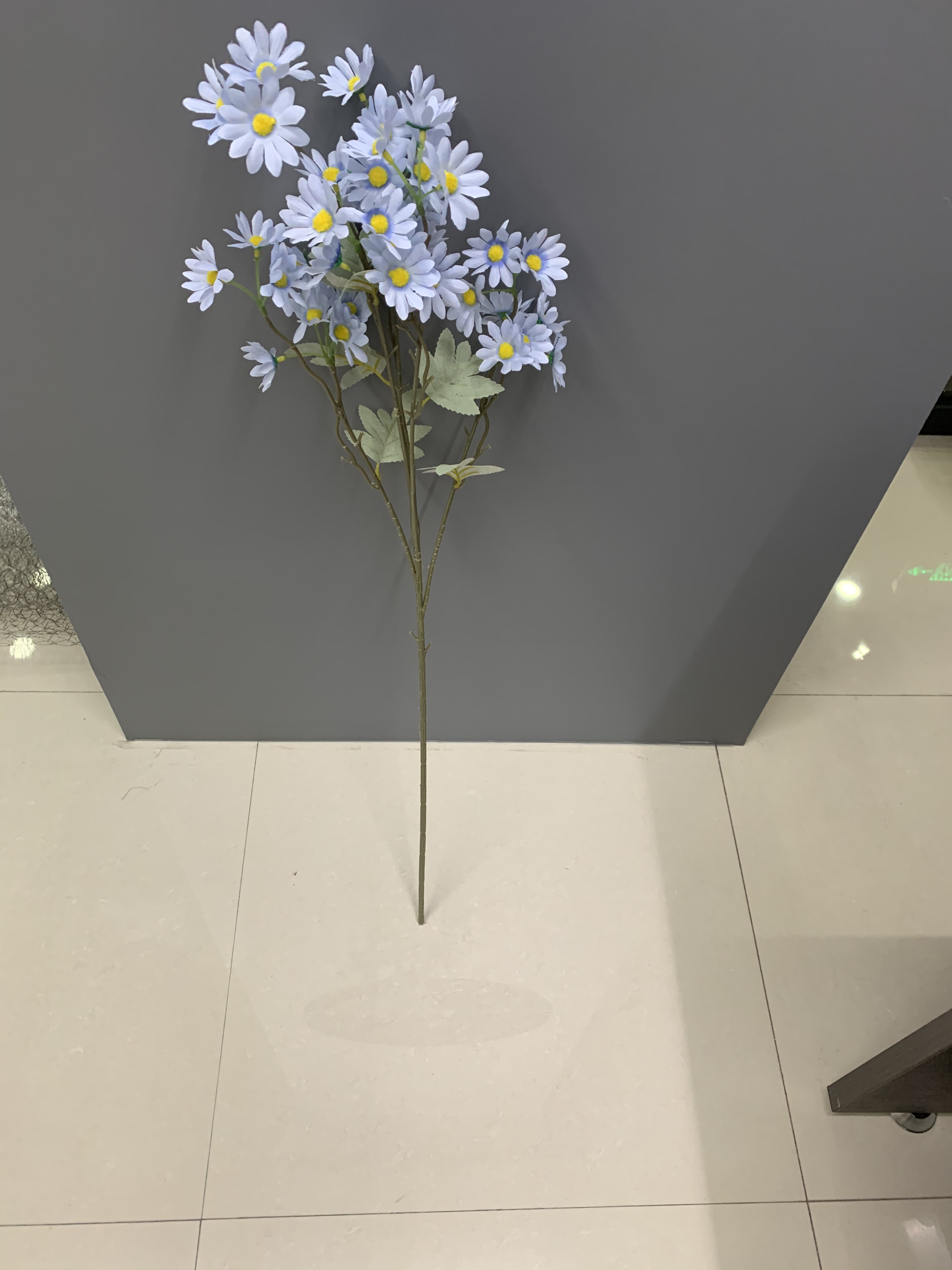 The support pole is long and small daisies details Picture