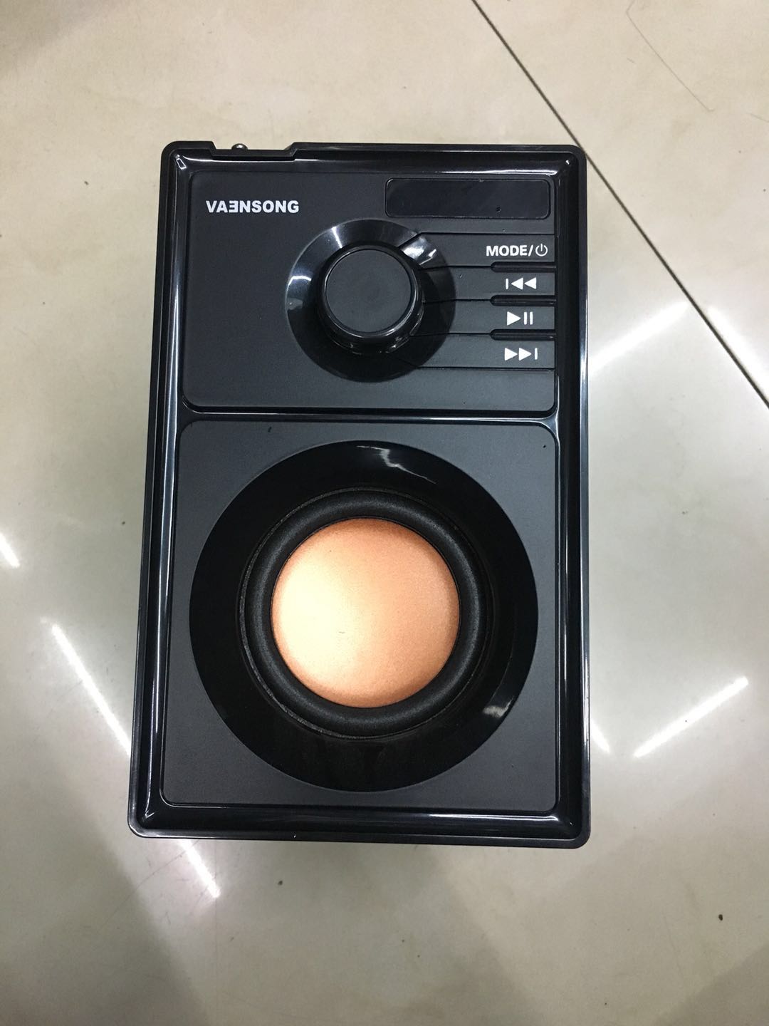 Three - quarter - screen Bluetooth speaker thumbnail