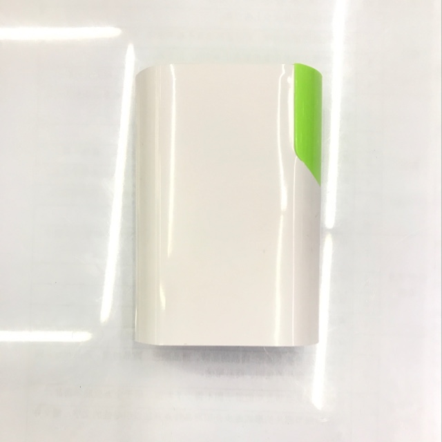 白色果绿撞色充电宝