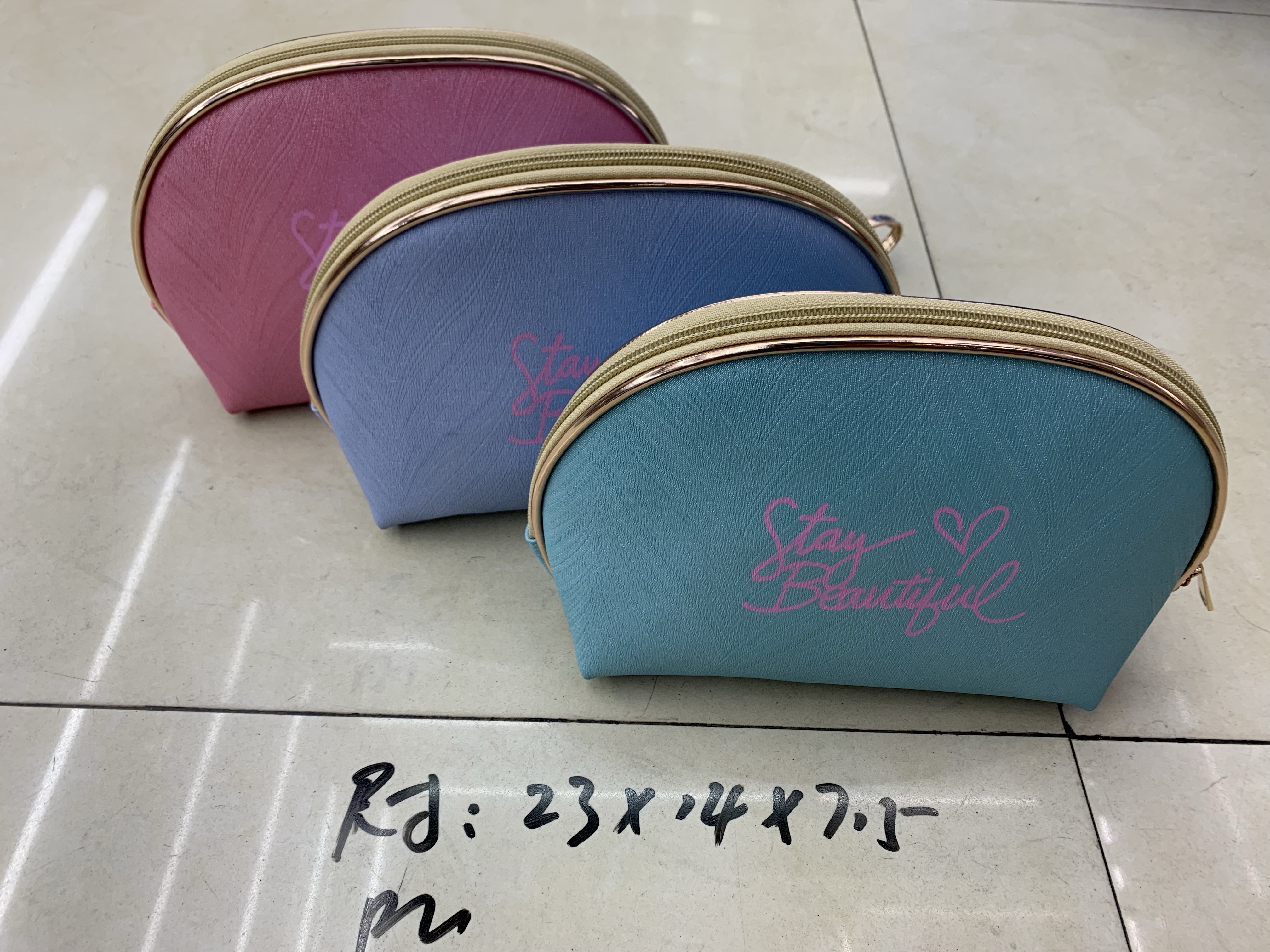 PU化妆包收纳包洗漱包幻彩化妆包半圆化妆包产品图