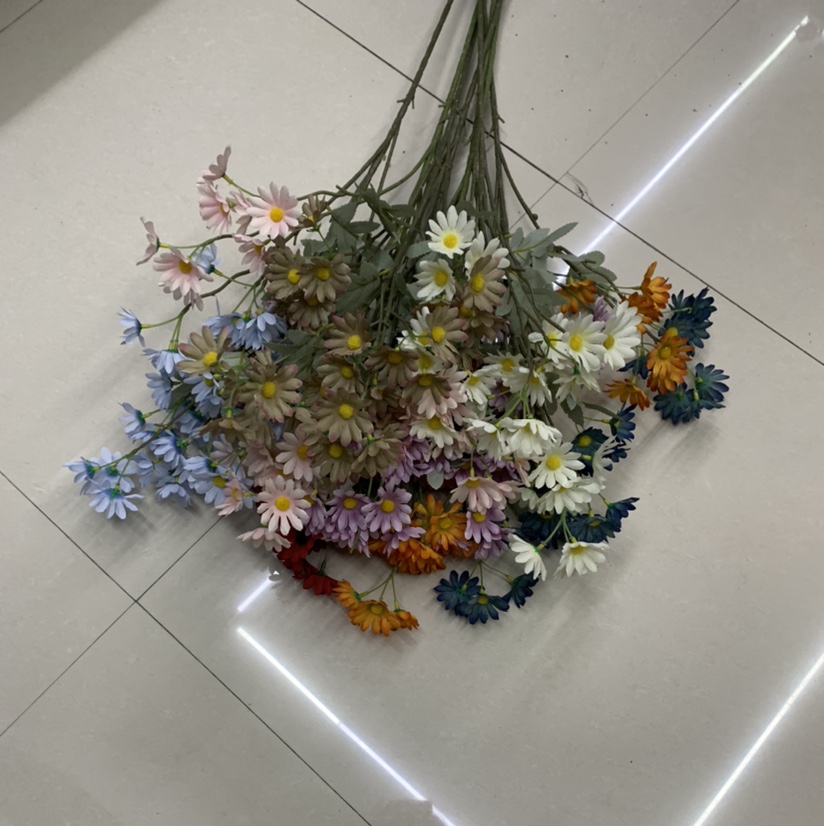The support pole is long and small daisies