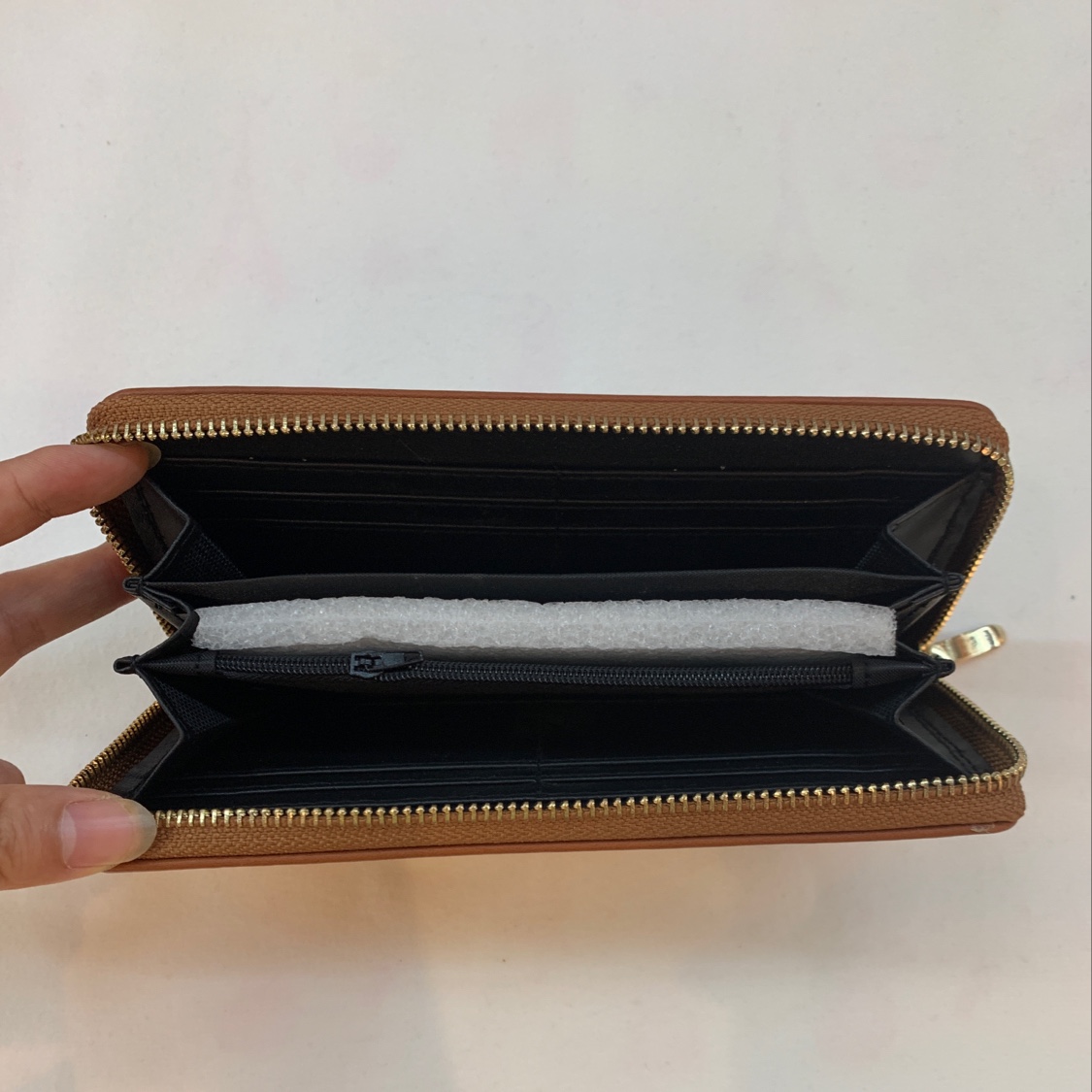 单面打钉拉链包细节图