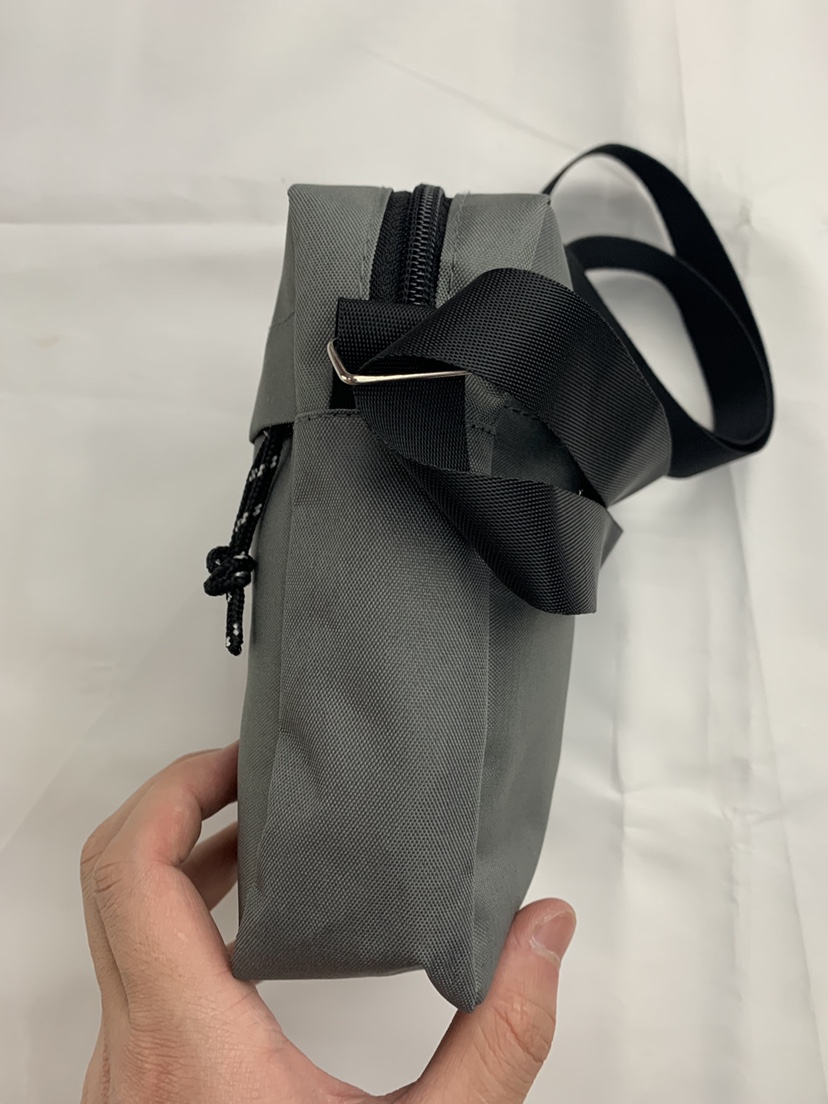 男女通用斜挎包牛津布证件包手机零钱收纳包白底实物图