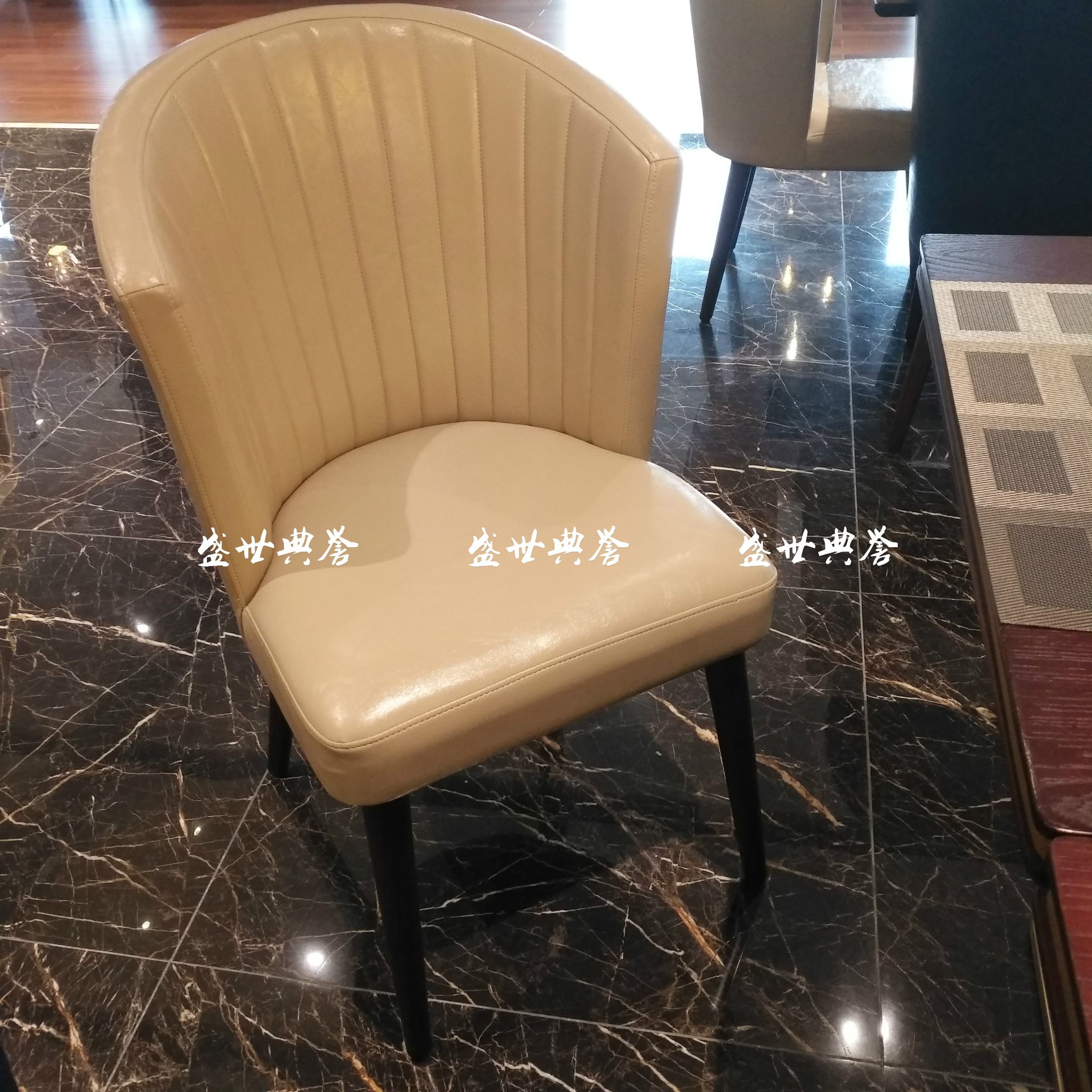 上海星级酒店宾馆早餐桌椅假日酒店实木桌度假酒店金属仿木椅子详情图1