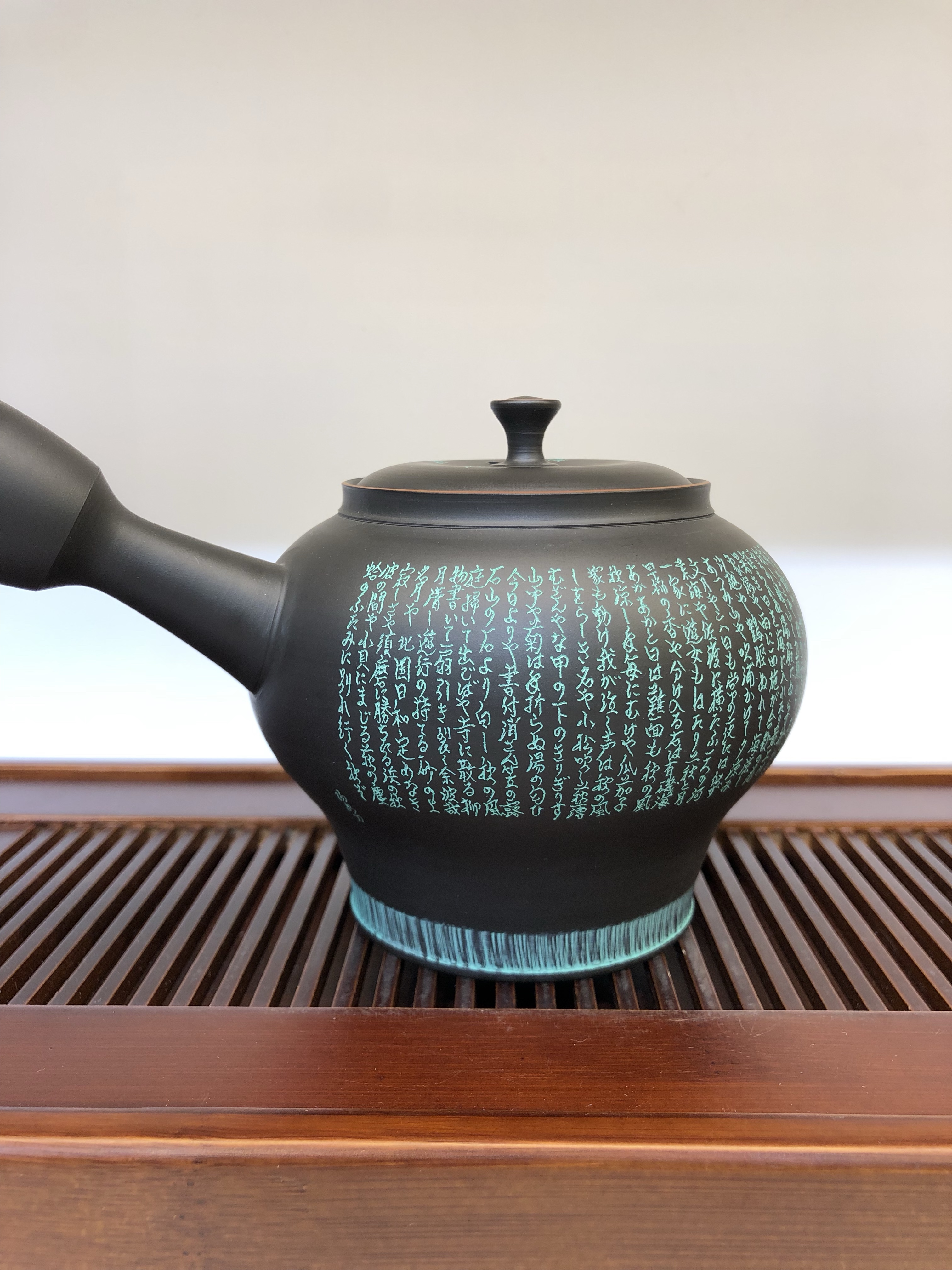 茶壶  日本常滑烧朱泥燻黑日本奥道书法横手急须壶细节图