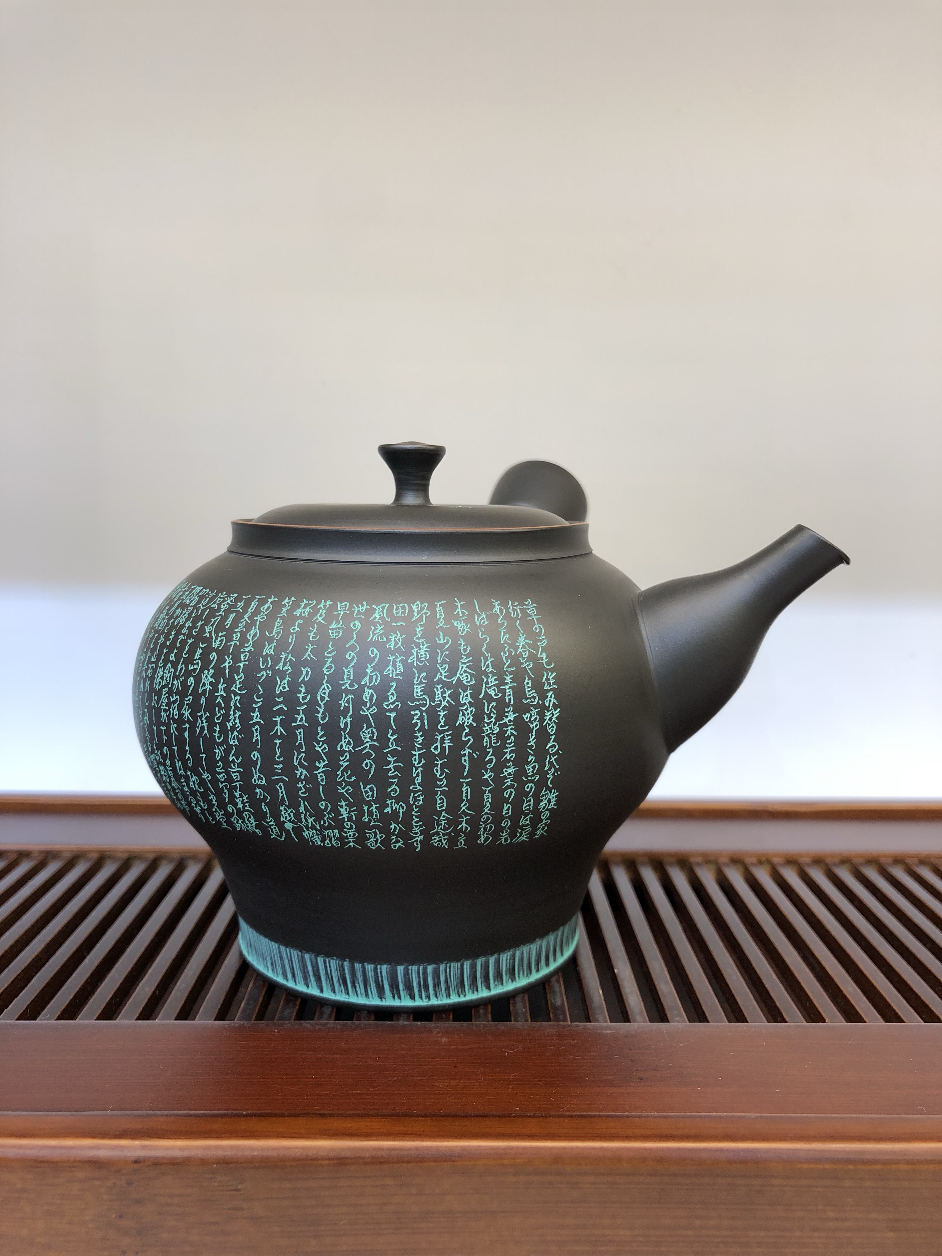 茶壶  日本常滑烧朱泥燻黑日本奥道书法横手急须壶产品图