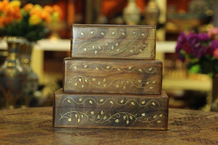 菩提木嵌铜收纳盒中