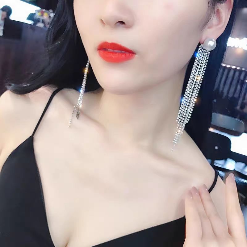 The new style is full of pearl imitation earrings with long face, thin tassel and allergy resistant earrings thumbnail