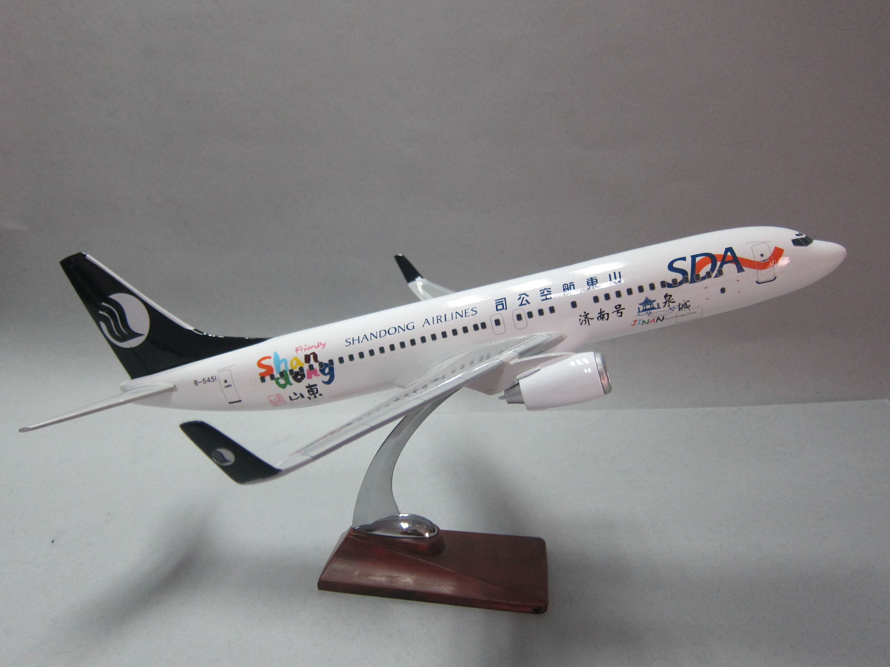 Aircraft model (47CM B737 of Shandong Airlines of China) Synthetic resin aircraft model simulation aircraft model details Picture