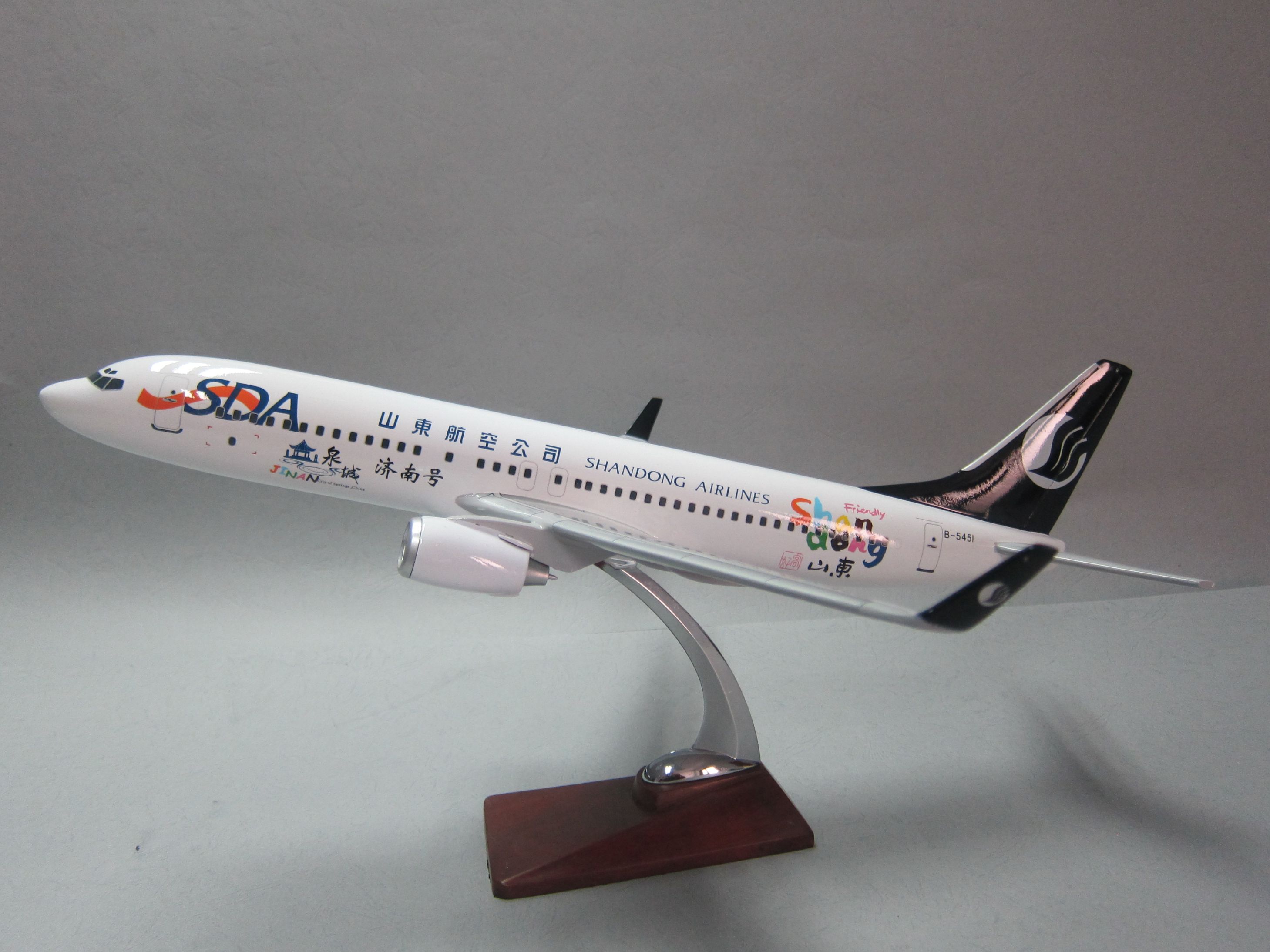 Aircraft model (47CM B737 of Shandong Airlines of China) Synthetic resin aircraft model simulation aircraft model full figure