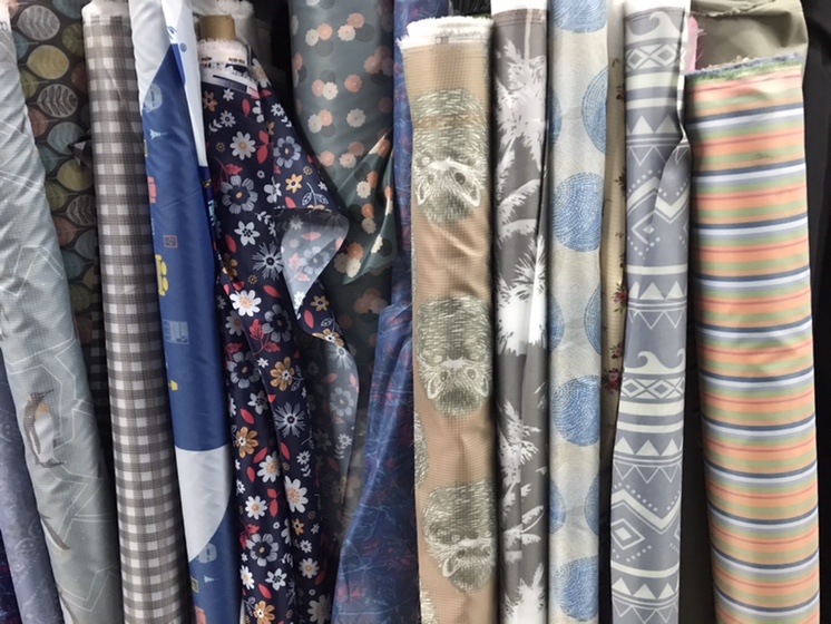 Popular patterns of 190T and 210D printed fabric shopping bags and cotton quilt bags in various specifications