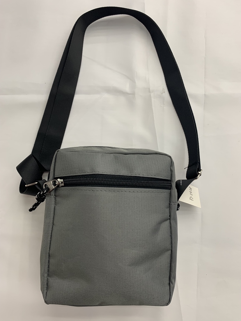 男士斜挎包实物图