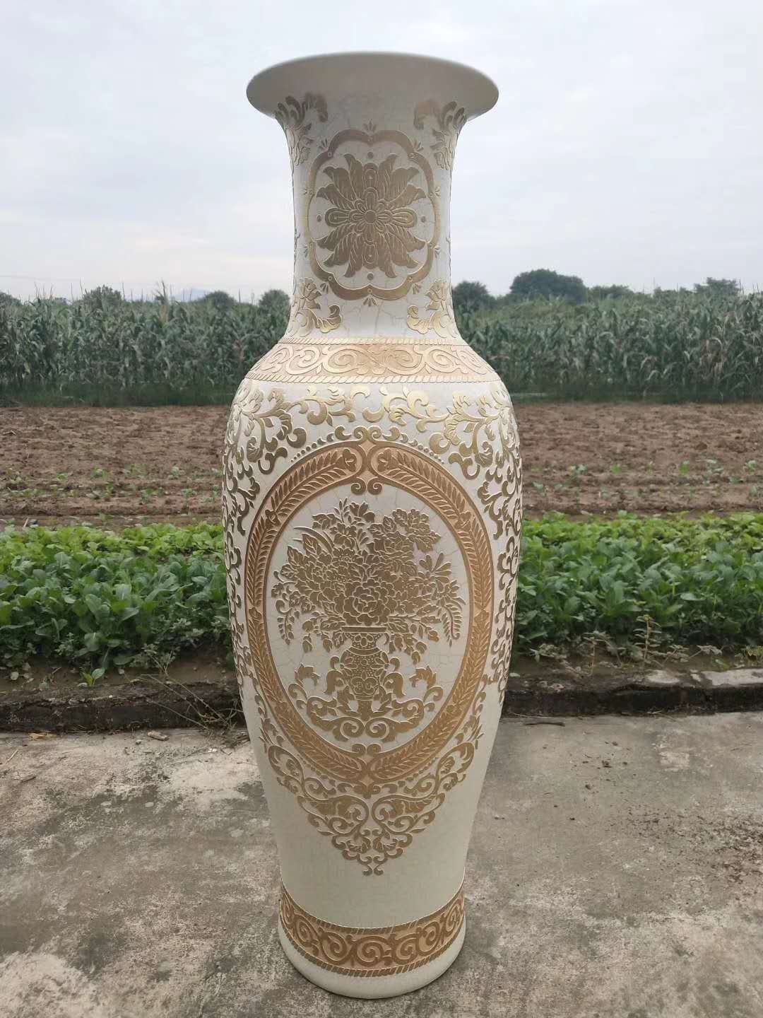 Make ceramic vase purely by hand thumbnail