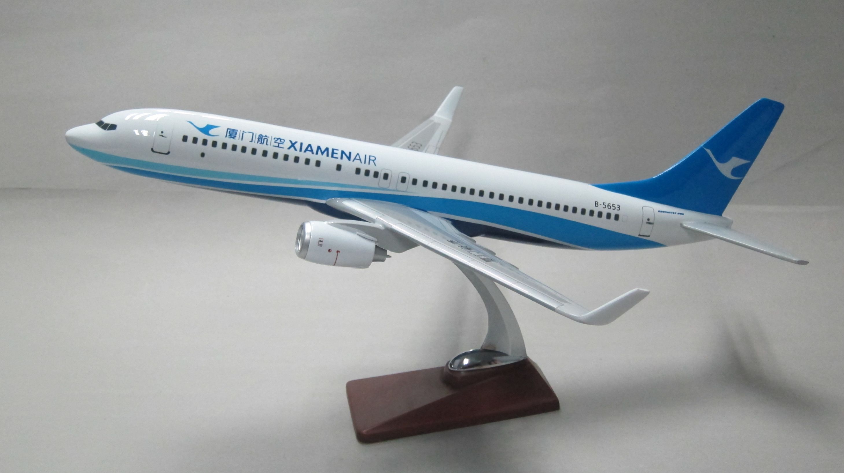 Aircraft model (47CM China Xiamen Airlines B737) Synthetic resin aircraft model simulation aircraft model full figure