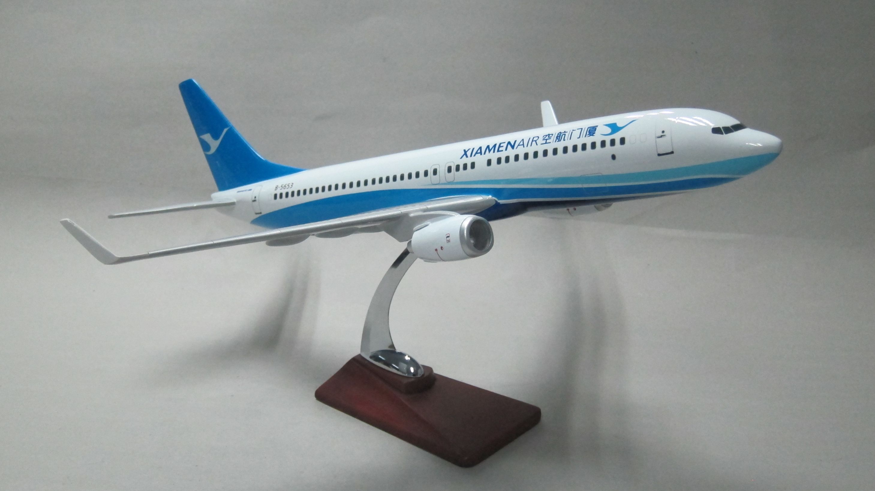 Aircraft model (47CM China Xiamen Airlines B737) Synthetic resin aircraft model simulation aircraft model details Picture