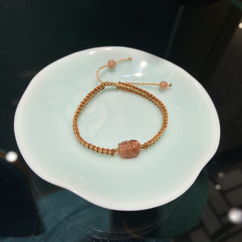 The natural crystal PI xiu bracelet is hand-woven