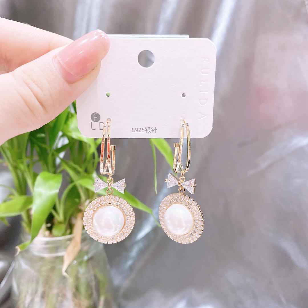 Fashionable Korean earrings thumbnail