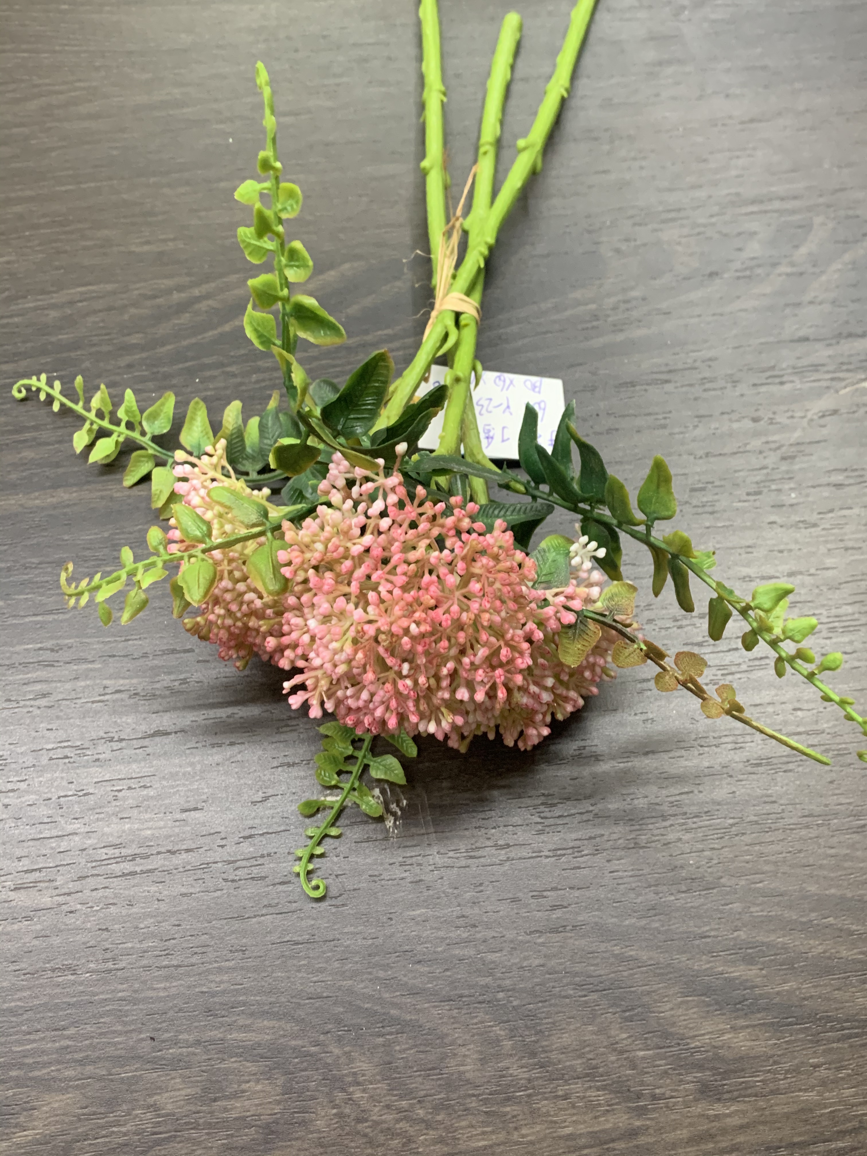 Holding cloves in hands Specification image