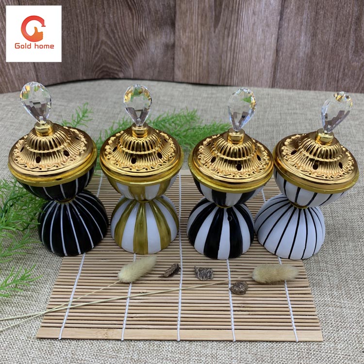 带有金属盖子的木炭香炉