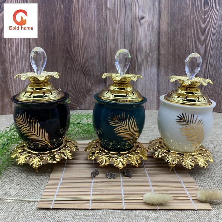 独特的陶瓷莲花小香炉或装饰用香炉