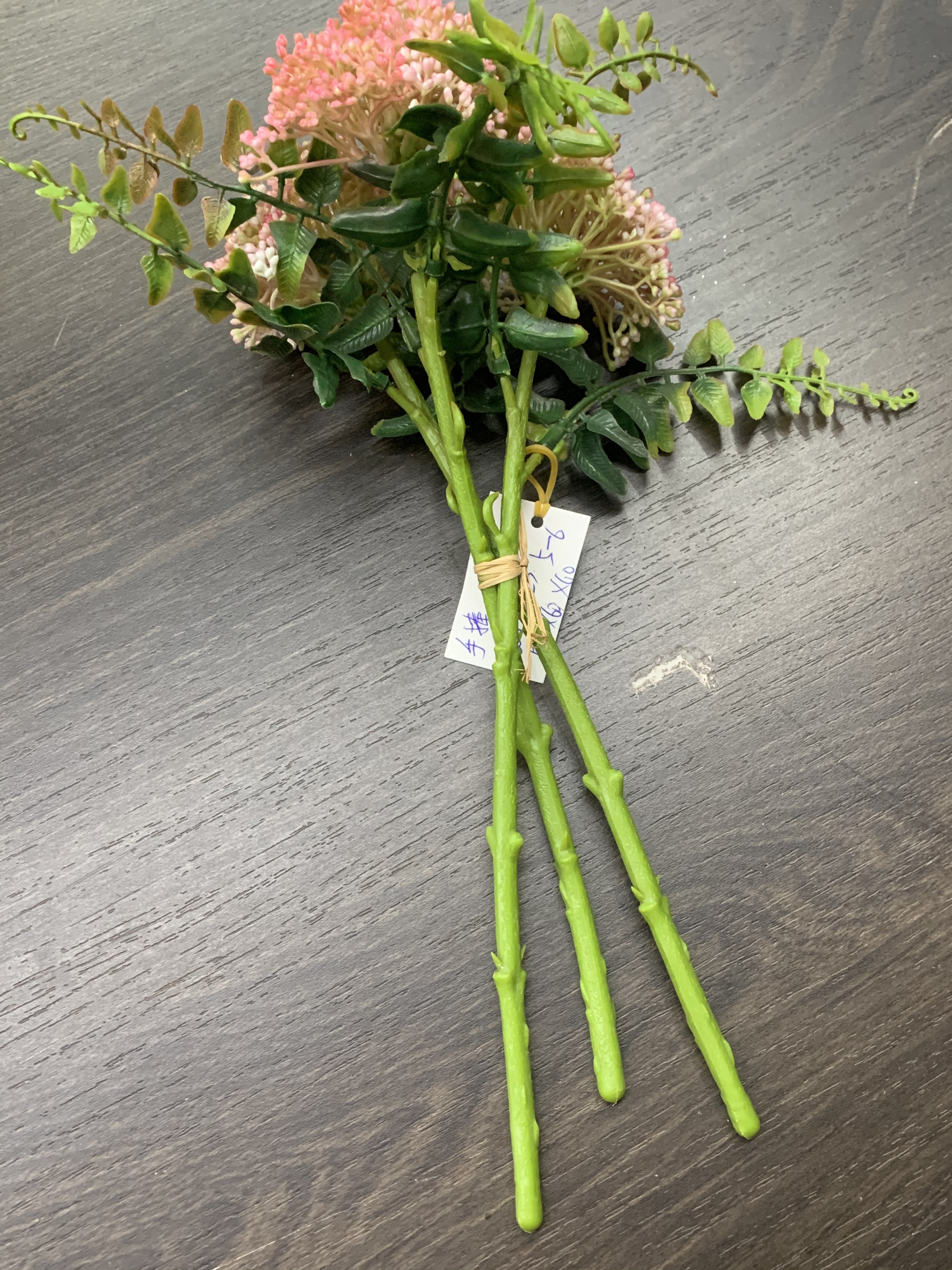 Holding cloves in hands Application Scenario
