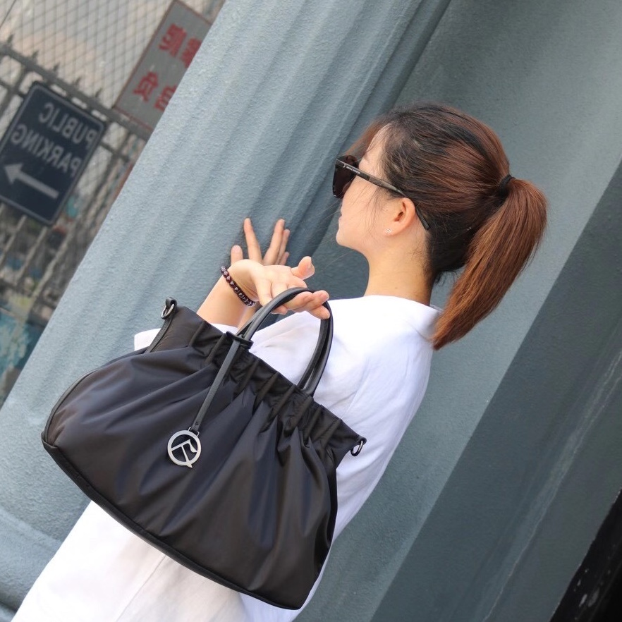 上新啦🍃🍃🍃💋💋💋
型号:8022小号
          8023大号
颜色:黑色、暗红色(小号)
         黑色(大号）
材质:进口防水尼龙材料☔️配头层牛皮
品类:时尚休闲系列