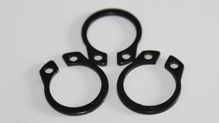 Engine crankcase circlip