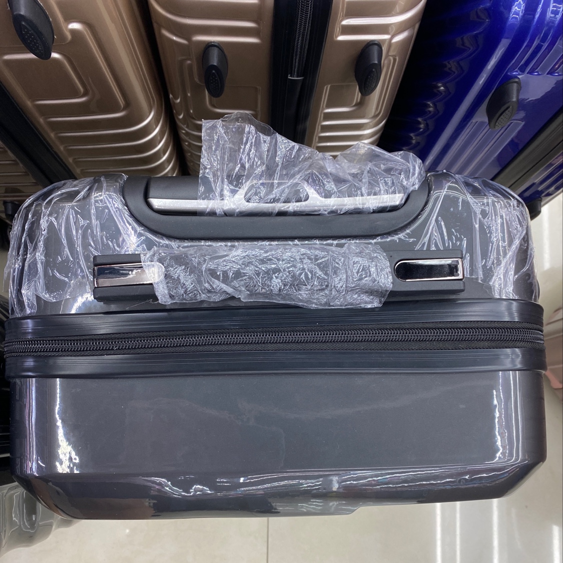 LC-113深灰色pvc亮面20寸拉链拉杆箱产品图