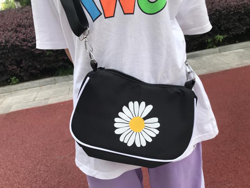 网红仙女小包包新款潮时尚尼龙斜挎包女百搭ins小雏菊单肩女包