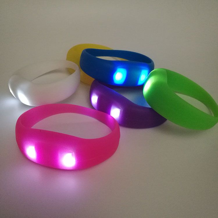 夜跑震动发光手腕带 环保硅胶声控手镯 音乐开启LED闪烁