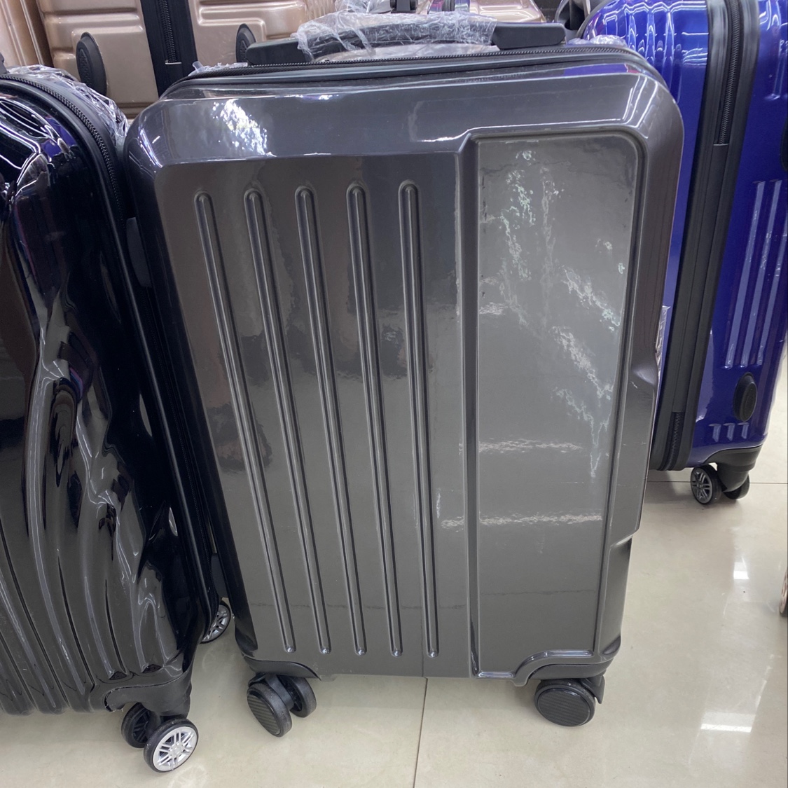 LC-113深灰色pvc亮面20寸拉链拉杆箱