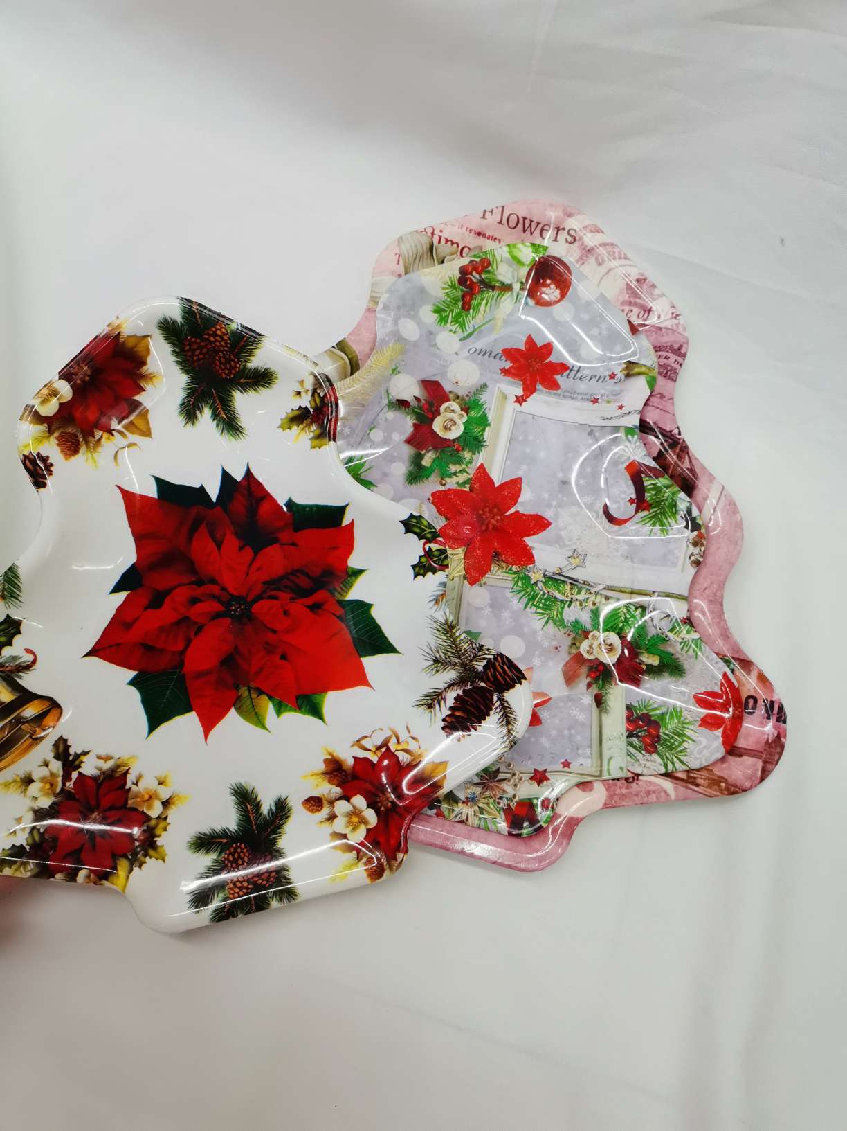 The Christmas tree has endless plates