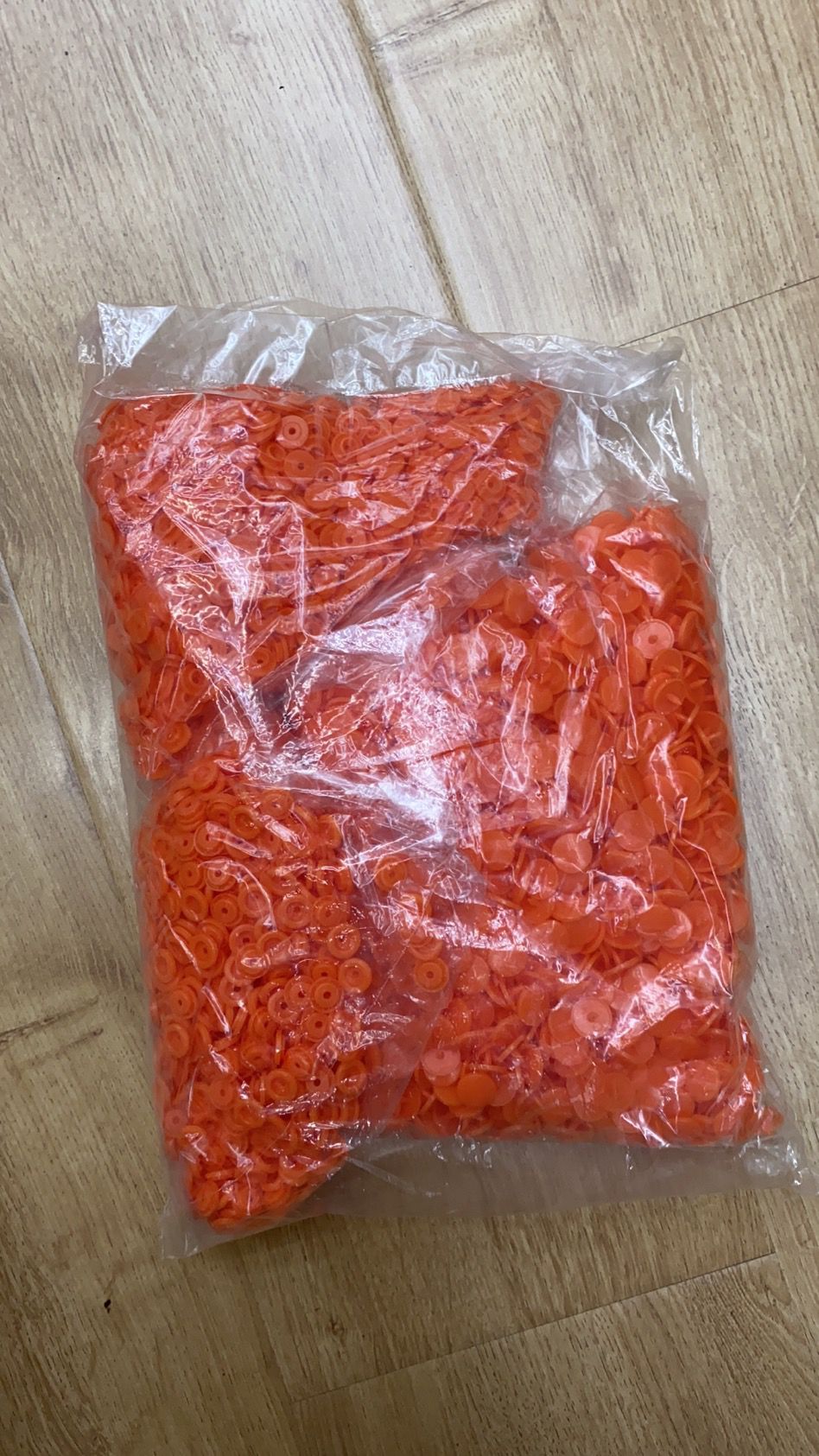 A large quantity of black, white and colored plastic T5 four-button snap fasteners, large white button raincoats, children's clothing and file bags in stock detail image 4