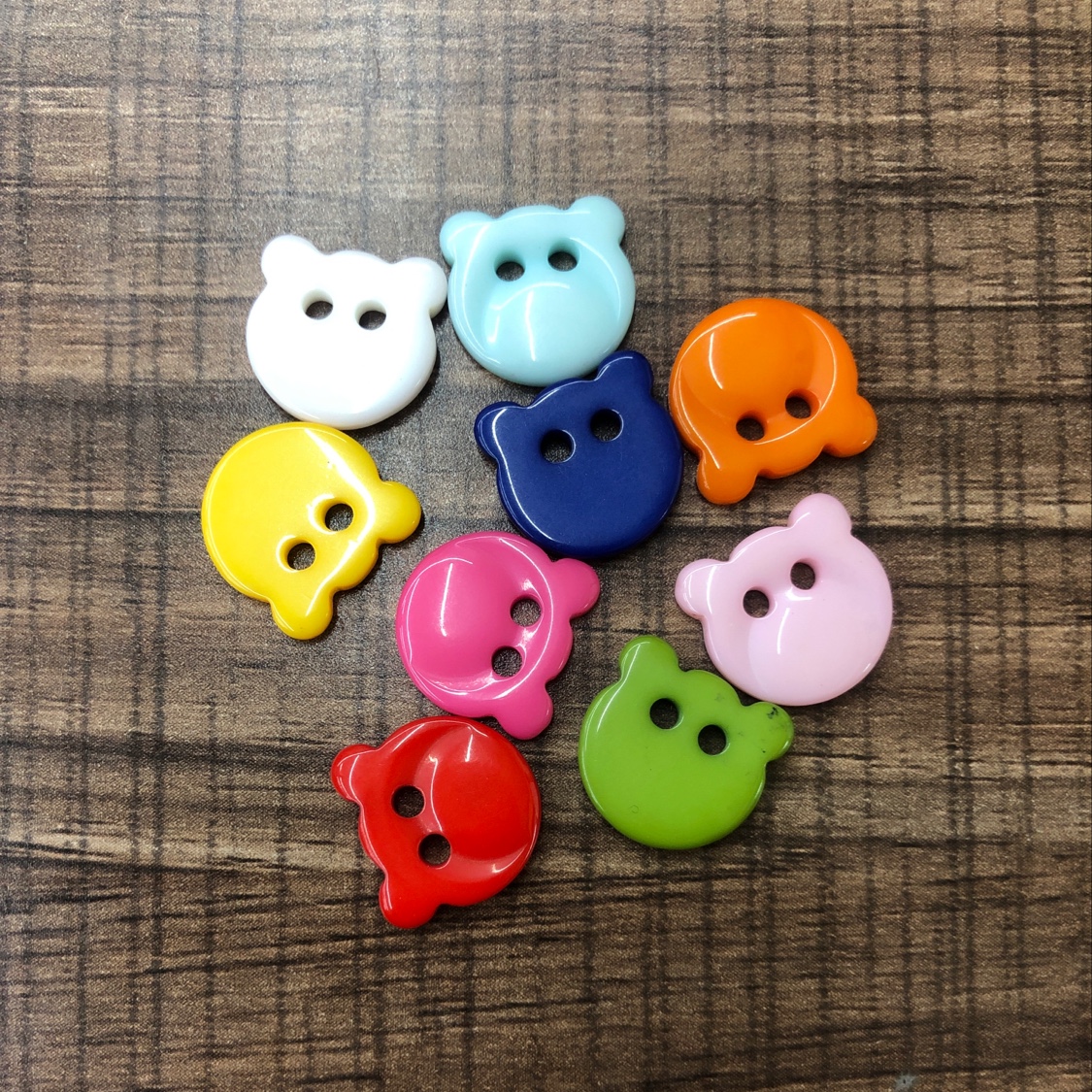 Two-eyed bear head buttons in many colors full figure