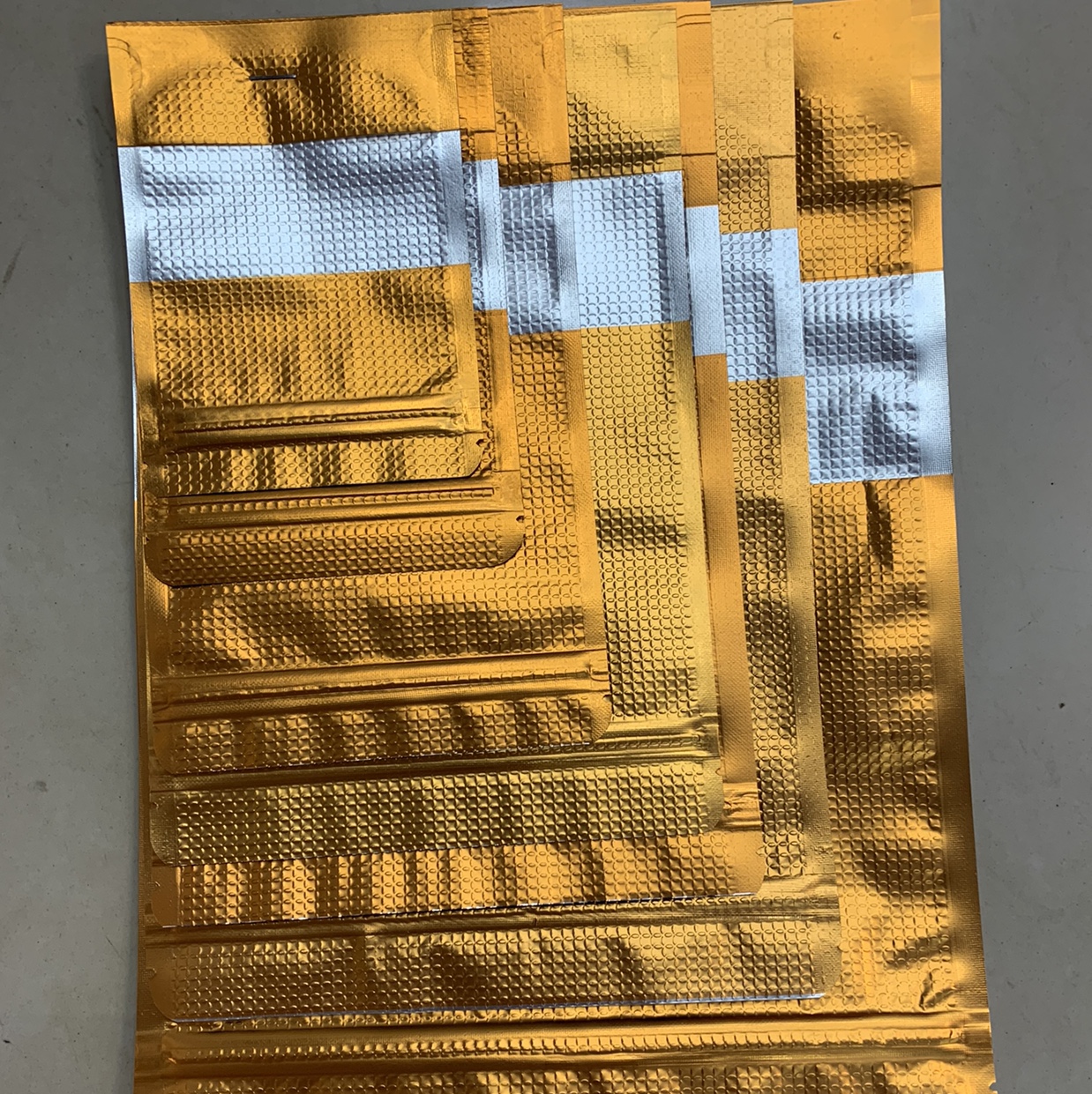 Dark gold embossed window self-standing bone bag 9*13