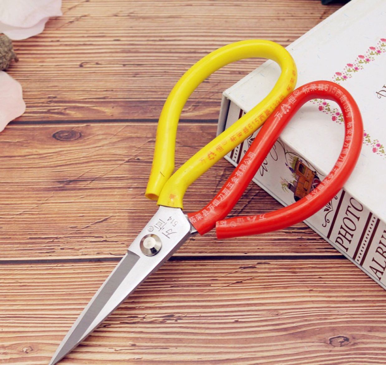 pvc handle surface polishing of scissors, hand-made scissors, tailor scissors, stainless steel large-head scissors, Yiwu daily necessities detail image 3