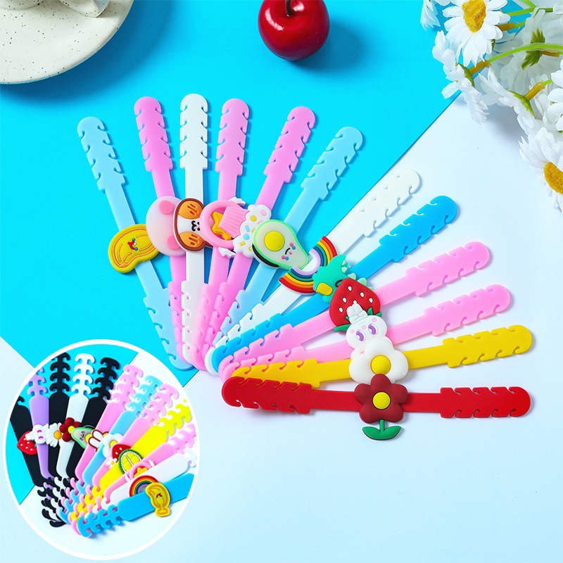 Non-choking ear extension with mask, artifact, anti-strangling ear protection and head wearing type of children's clasp for decompression and auxiliary hook adjustment full figure