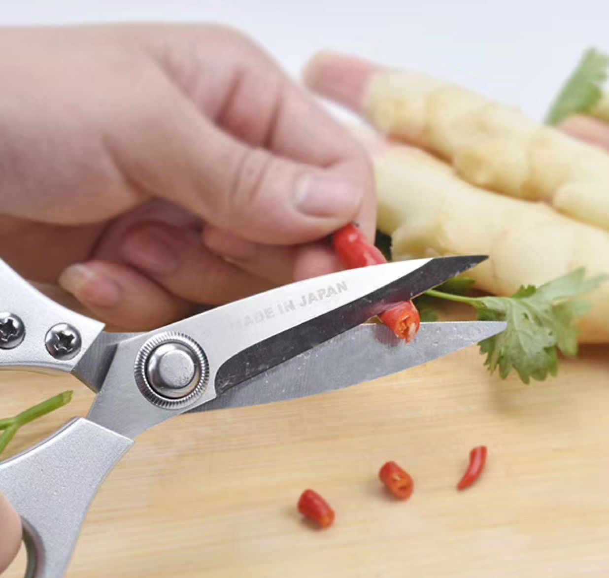 Wholesale stainless steel chicken bone scissors, aluminum alloy handle, powerful scissors, multi-functional kitchen scissors and household scissors from the manufacturer detail image 2